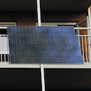 Balkon zonnepaneel op balkon gemonteerd