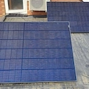 twee platdak zonnepanelen naar het zuiden uitgericht
